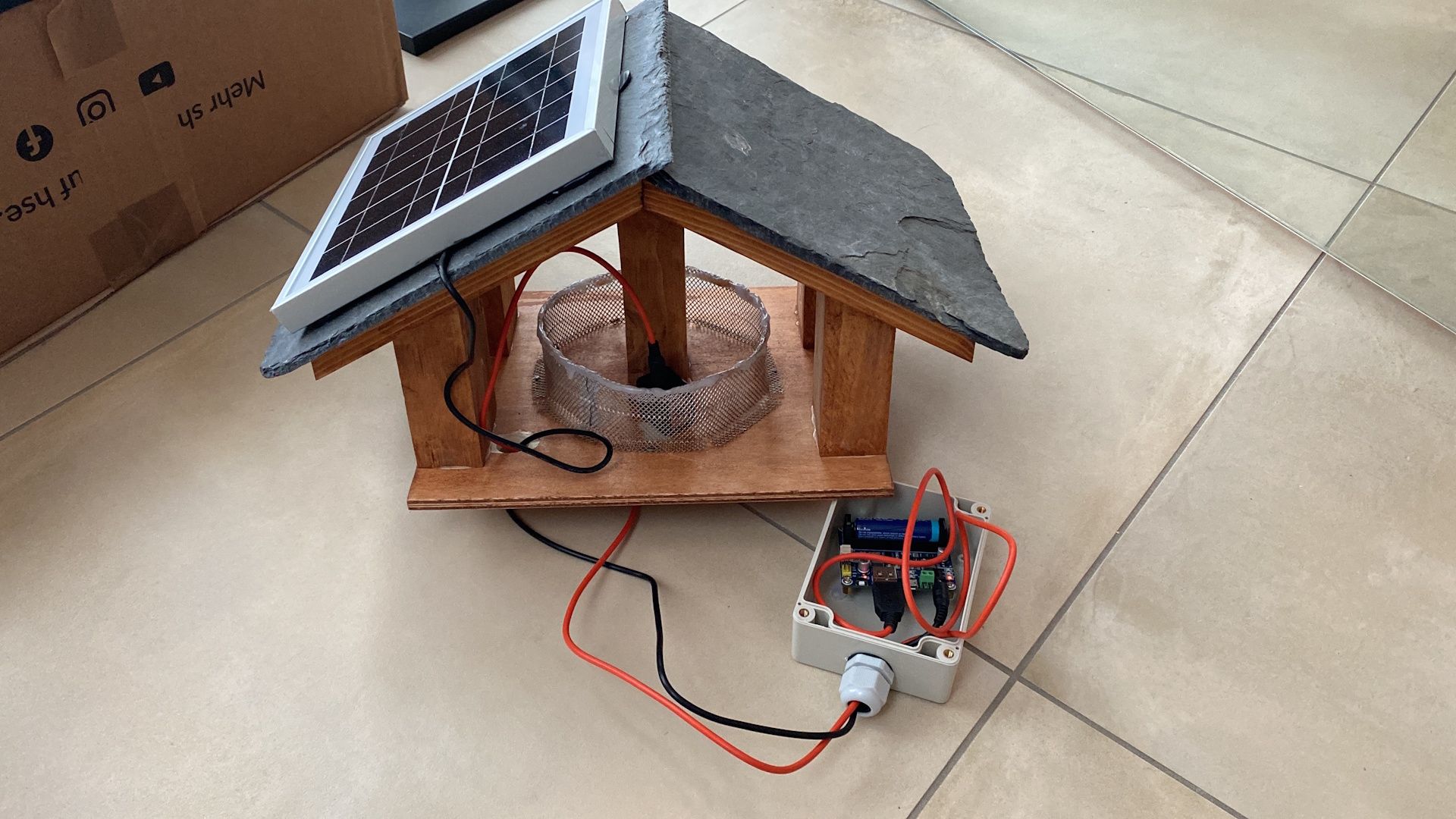Vogelhaus mit Kamera und Solarbetrieb – Projektbild 5